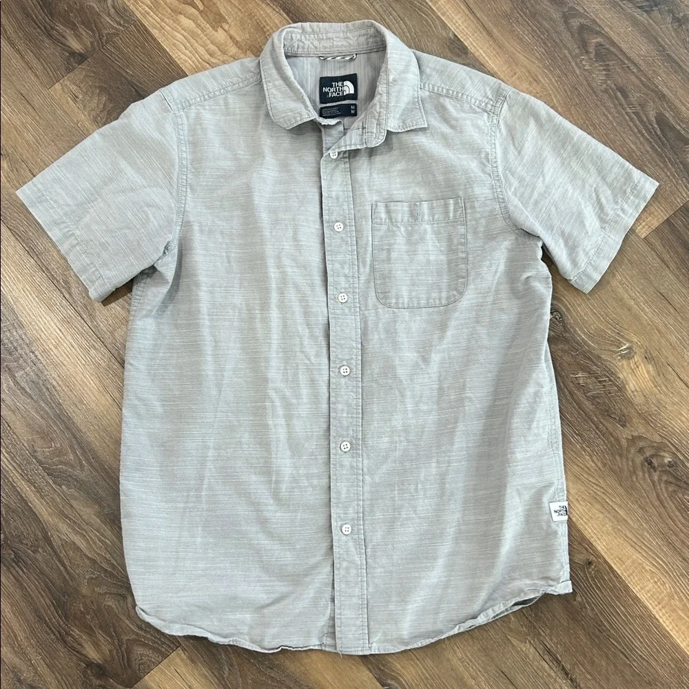 The North Face Mens Button Up Shirt Sz M Short Sleeve Gray light striped Shirt